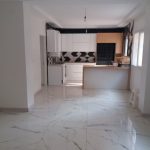 پذیرایی بزرگ ملک دو خوابه