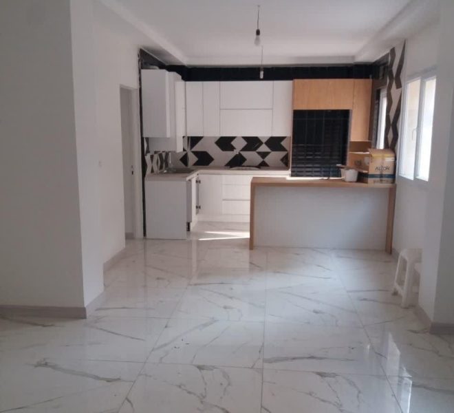 پذیرایی بزرگ ملک دو خوابه